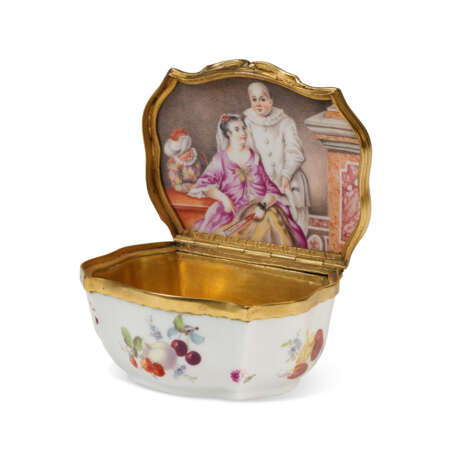 A GILT-METAL-MOUNTED MEISSEN PORCELAIN 'COMMEDIA DELL'ARTE' SNUFF-BOX - photo 1