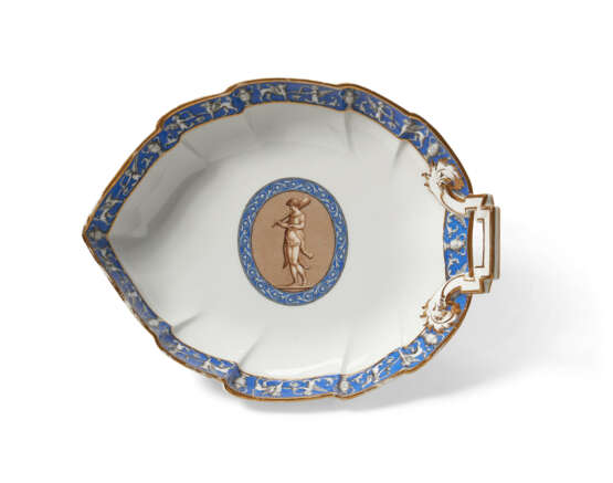 THREE BERLIN PORCELAIN LEAF-FORM DISHES FROM THE FREDERICK DUKE OF YORK SERVICE - photo 2