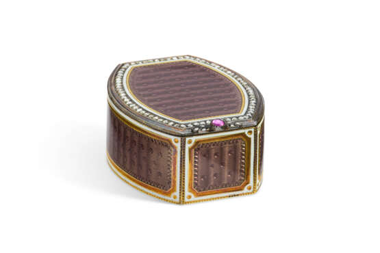 A JEWELED GUILLOCHÉ AND CHAMPLEVÉ ENAMEL GOLD BONBONNIÈRE - photo 1