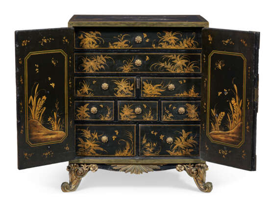 A LATE REGENCY 'ANTIQUARIAN' ORMOLU-MOUNTED BLACK-AND-GILT JAPANNED CABINET-ON-STAND - photo 2