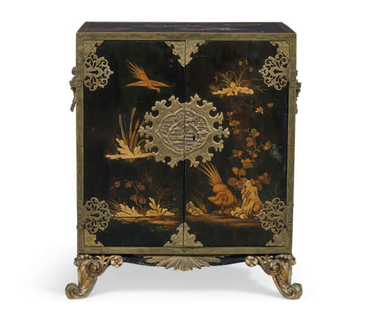 A LATE REGENCY 'ANTIQUARIAN' ORMOLU-MOUNTED BLACK-AND-GILT JAPANNED CABINET-ON-STAND - photo 3