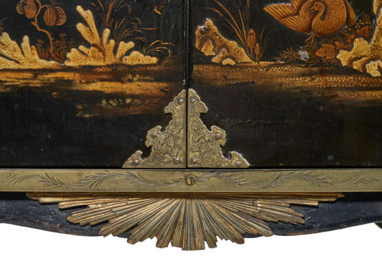 A LATE REGENCY 'ANTIQUARIAN' ORMOLU-MOUNTED BLACK-AND-GILT JAPANNED CABINET-ON-STAND - photo 8