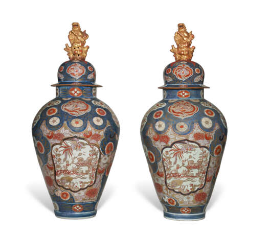 A LARGE PAIR OF JAPANESE EXPORT IMARI VASES AND COVERS - photo 1