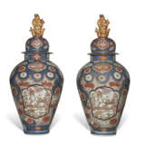 A LARGE PAIR OF JAPANESE EXPORT IMARI VASES AND COVERS - photo 1