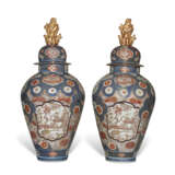 A LARGE PAIR OF JAPANESE EXPORT IMARI VASES AND COVERS - photo 2