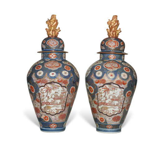 A LARGE PAIR OF JAPANESE EXPORT IMARI VASES AND COVERS - photo 2