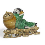 A LOUIS XV ORMOLU-MOUNTED CHINESE PORCELAIN ENCRIER - photo 2