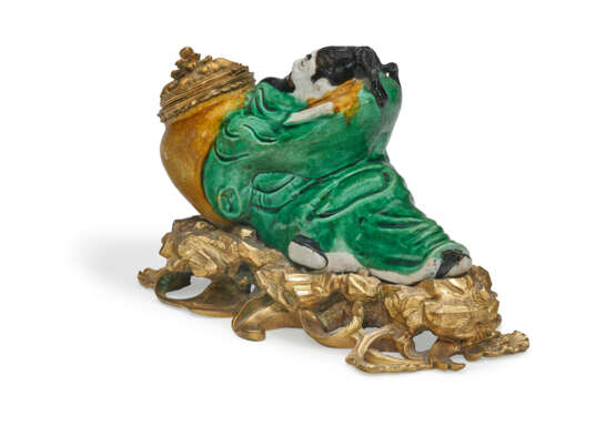 A LOUIS XV ORMOLU-MOUNTED CHINESE PORCELAIN ENCRIER - photo 4