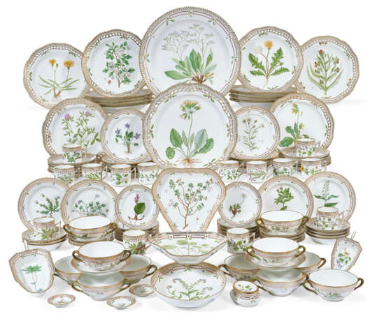 A ROYAL COPENHAGEN PORCELAIN ‘FLORA DANICA’ PART DINNER SERVICE - photo 1