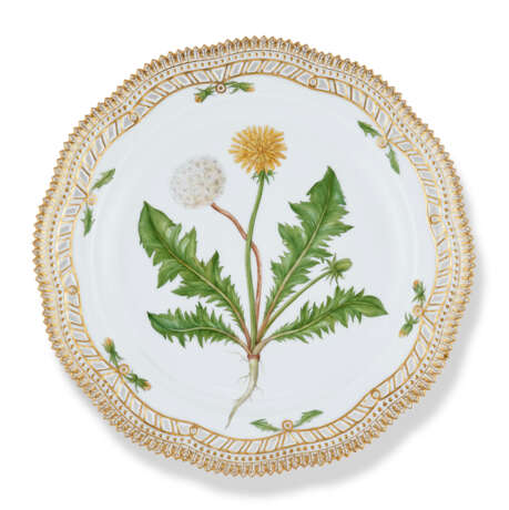 A ROYAL COPENHAGEN PORCELAIN ‘FLORA DANICA’ PART DINNER SERVICE - photo 2