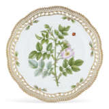 A ROYAL COPENHAGEN PORCELAIN ‘FLORA DANICA’ PART DINNER SERVICE - photo 5