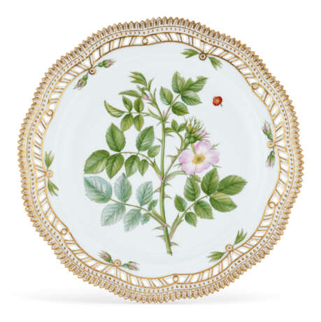 A ROYAL COPENHAGEN PORCELAIN ‘FLORA DANICA’ PART DINNER SERVICE - photo 5