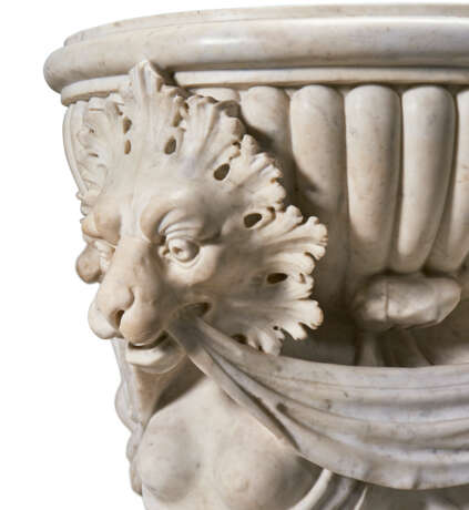 A LARGE ITALIAN CARVED MARBLE JARDINIERE - Foto 2