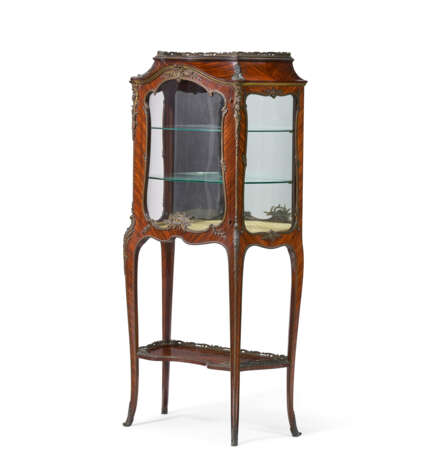 A FRENCH ORMOLU-MOUNTED KINGWOOD VITRINE CABINET - Foto 1