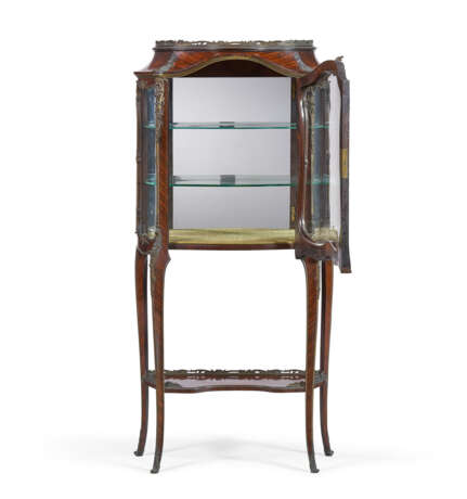 A FRENCH ORMOLU-MOUNTED KINGWOOD VITRINE CABINET - Foto 2