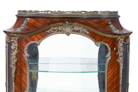 A FRENCH ORMOLU-MOUNTED KINGWOOD VITRINE CABINET - Foto 5