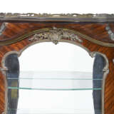 A FRENCH ORMOLU-MOUNTED KINGWOOD VITRINE CABINET - Foto 5