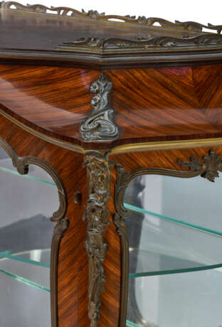 A FRENCH ORMOLU-MOUNTED KINGWOOD VITRINE CABINET - Foto 6