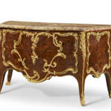 A FRENCH ORMOLU-MOUNTED MAHOGANY, BOIS SATINE, KINGWOOD AND BOIS-DE-BOUT MARQUETRY COMMODE - Foto 1