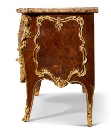 A FRENCH ORMOLU-MOUNTED MAHOGANY, BOIS SATINE, KINGWOOD AND BOIS-DE-BOUT MARQUETRY COMMODE - Foto 3