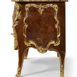 A FRENCH ORMOLU-MOUNTED MAHOGANY, BOIS SATINE, KINGWOOD AND BOIS-DE-BOUT MARQUETRY COMMODE - Foto 3