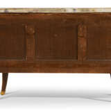 A FRENCH ORMOLU-MOUNTED MAHOGANY, BOIS SATINE, KINGWOOD AND BOIS-DE-BOUT MARQUETRY COMMODE - Foto 4