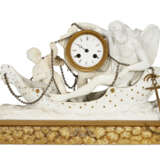 AN ORMOLU-MOUNTED PARIS (NAST) BISCUIT PORCELAIN AND GILTWOOD FIGURAL MANTEL CLOCK - Foto 1