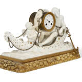 AN ORMOLU-MOUNTED PARIS (NAST) BISCUIT PORCELAIN AND GILTWOOD FIGURAL MANTEL CLOCK - Foto 2