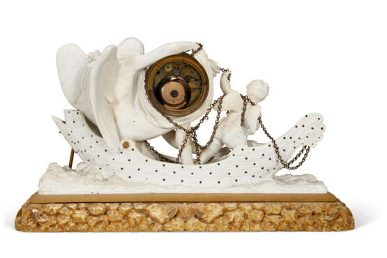 AN ORMOLU-MOUNTED PARIS (NAST) BISCUIT PORCELAIN AND GILTWOOD FIGURAL MANTEL CLOCK - Foto 4