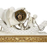 AN ORMOLU-MOUNTED PARIS (NAST) BISCUIT PORCELAIN AND GILTWOOD FIGURAL MANTEL CLOCK - Foto 4