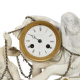 AN ORMOLU-MOUNTED PARIS (NAST) BISCUIT PORCELAIN AND GILTWOOD FIGURAL MANTEL CLOCK - Foto 5