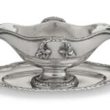 A SET OF THREE GERMAN SILVER SAUCE BOATS ON FIXED STANDS - photo 2