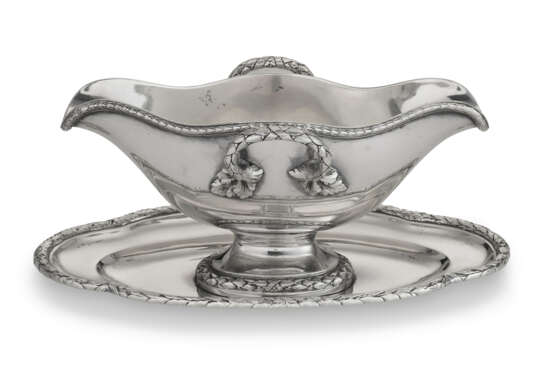 A SET OF THREE GERMAN SILVER SAUCE BOATS ON FIXED STANDS - photo 2