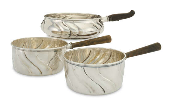 A SUITE OF THREE GERMAN SILVER SAUCEPANS - Foto 1