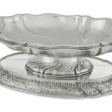 A GERMAN SILVER BOWL AND AN ASSOCIATED PLATEAU - Foto 1