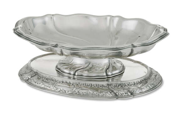 A GERMAN SILVER BOWL AND AN ASSOCIATED PLATEAU - Foto 1