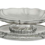 A GERMAN SILVER BOWL AND AN ASSOCIATED PLATEAU - Foto 2