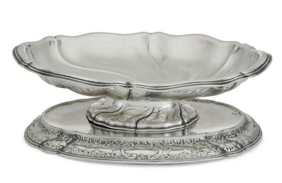 A GERMAN SILVER BOWL AND AN ASSOCIATED PLATEAU - Foto 2