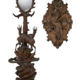 A BLACK FOREST CARVED WALNUT HUNTING TROPHY AND HALL STAND - Foto 1