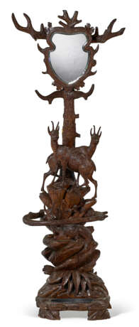 A BLACK FOREST CARVED WALNUT HUNTING TROPHY AND HALL STAND - Foto 2