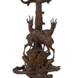 A BLACK FOREST CARVED WALNUT HUNTING TROPHY AND HALL STAND - Foto 2