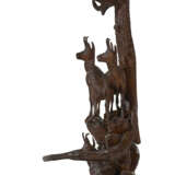 A BLACK FOREST CARVED WALNUT HUNTING TROPHY AND HALL STAND - Foto 3