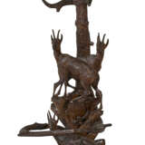 A BLACK FOREST CARVED WALNUT HUNTING TROPHY AND HALL STAND - Foto 4