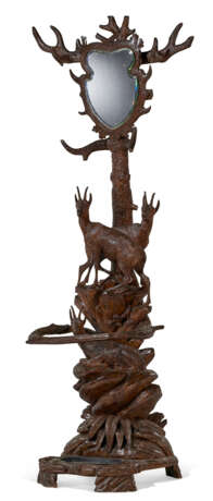 A BLACK FOREST CARVED WALNUT HUNTING TROPHY AND HALL STAND - Foto 4