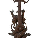 A BLACK FOREST CARVED WALNUT HUNTING TROPHY AND HALL STAND - Foto 5