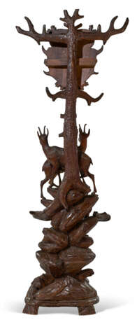 A BLACK FOREST CARVED WALNUT HUNTING TROPHY AND HALL STAND - Foto 5