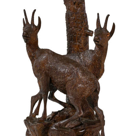 A BLACK FOREST CARVED WALNUT HUNTING TROPHY AND HALL STAND - Foto 6