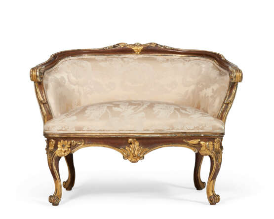 A PAIR OF PARCEL GILT CARVED OAK MARQUISES - photo 3