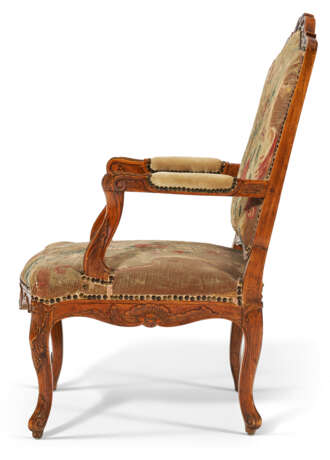 A LOUIS XV STYLE BEECHWOOD FAUTEUIL - photo 2