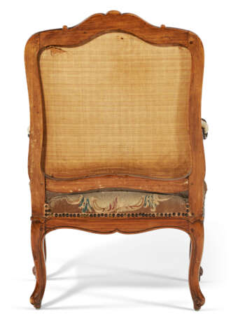 A LOUIS XV STYLE BEECHWOOD FAUTEUIL - photo 3